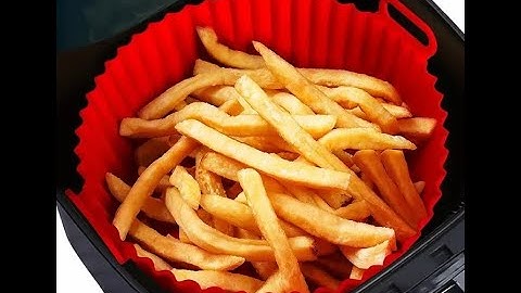 Fritando batata na forma de silicone para Air Fryer