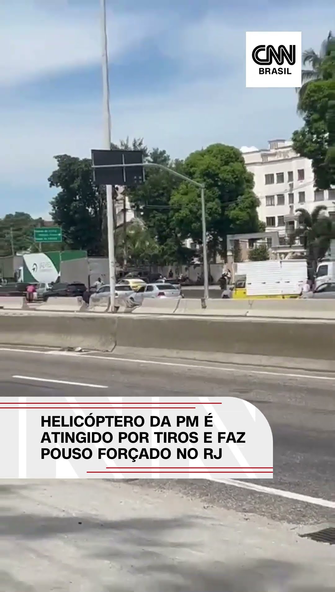 Helicóptero da PM é atingido por tiros e faz pouso forçado no RJ