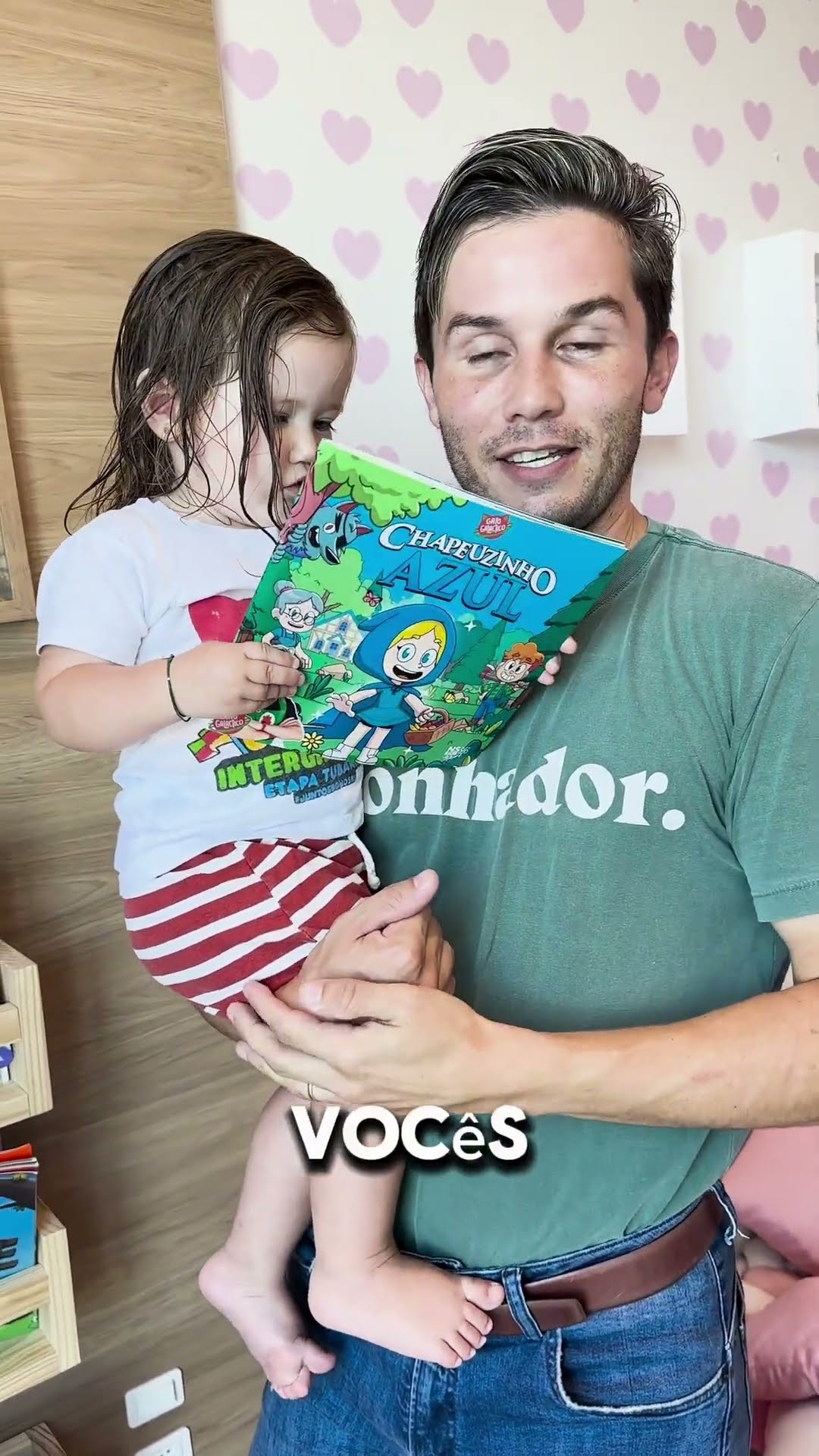 Bebê Sara e o Livro da Chapeuzinho Azul