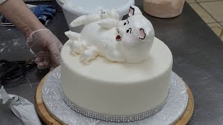 Украшение торта свинкой и поросятами из взбитых сливок.3D животные на торте Украшение торта свинкой и поросятами из взбитых сливок.3D животные на торте