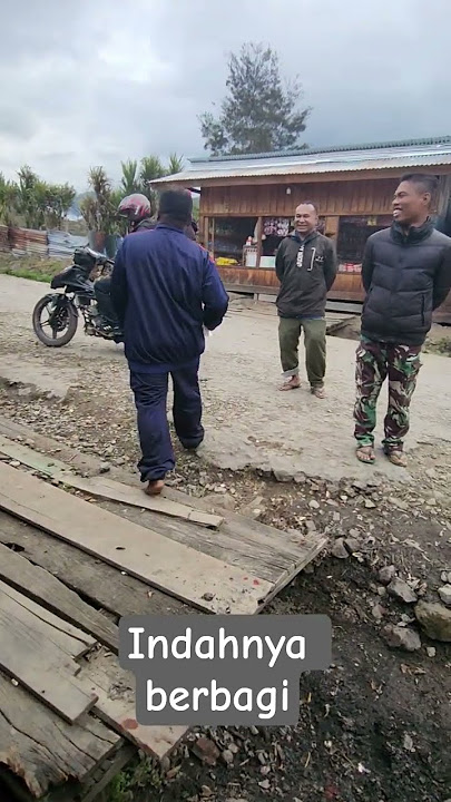Danramil ilu memberikan beras kepada warga ilu