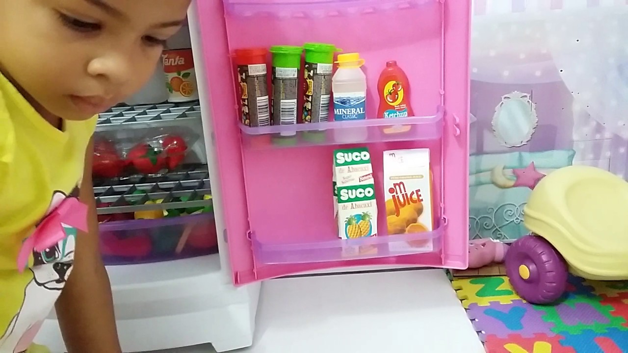Arrumando minha geladeira de brinquedo
