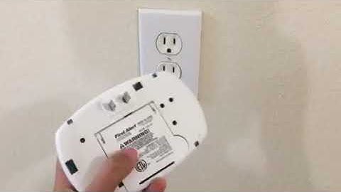 First alert plug in carbon monoxide detector red light