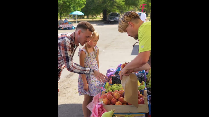 A girl dropped her fruit: strangers showed compassion #shorts