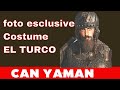 Scoperte le foto del costume di can yaman ne el turco in anteprima