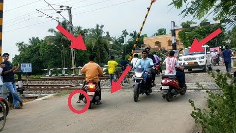 Quick Acceleration Red Beast WAP-4 Loco Led Howrah-Azimganj Express Through Railgate l ER