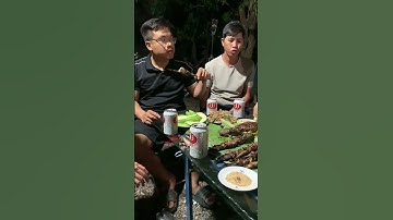 Người đàn ông cùng bạn ăn cá lóc nướng cá lóc nướng than hoa thơm ngon