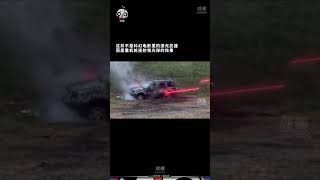 这不是科幻电影里的激光武器,而是重机枪发射曳光弹测试威力。在每分钟6000发的射速下,曳光弹轻松把目标吉普车打成筛子。
