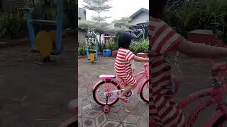 belajar naik sepeda roda 3 tanpa bantuan ayah😍 #shorts #trending #viral #shortvideo