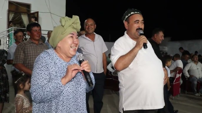 Stol ustida qora paypoq kiygan kotib