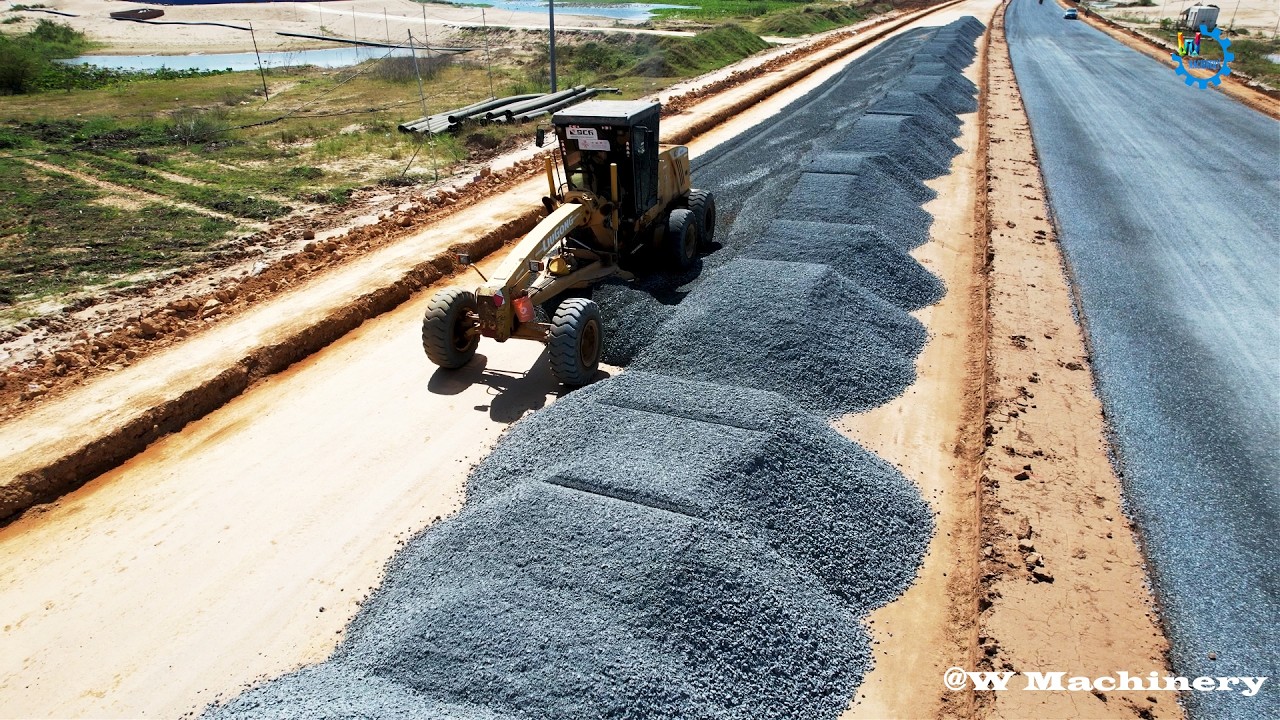 Perfect Skilled LiuGong Motor Grader Spreading Gravel Installing Foundation New Runway Processing