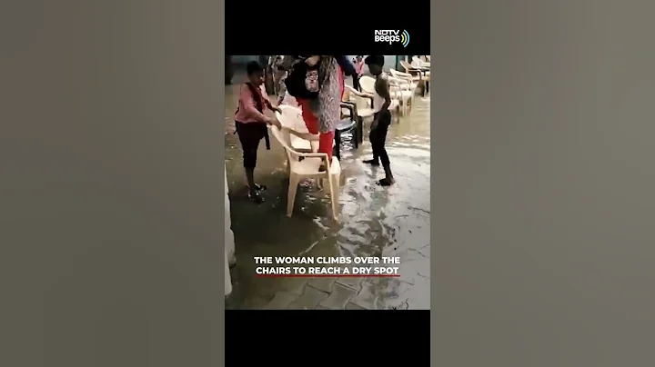 Viral: Teacher Enters Flooded School, Students Hold Chairs - DayDayNews