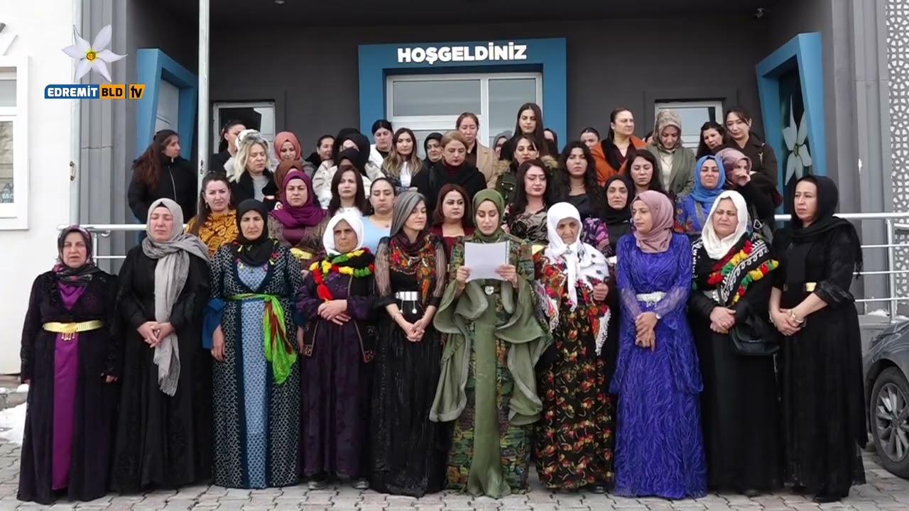 Van Edremit'te Kadınlar Yöresel Elbiselerle Belediye Önünde Toplandı