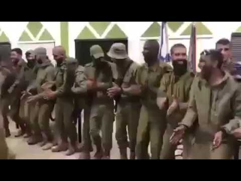 جنود عرب في الجيش الإسرائيلي يرقصون