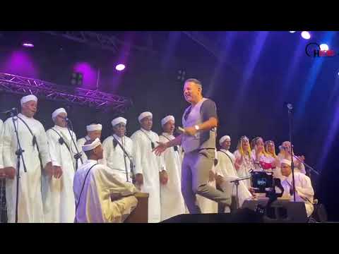 غاني يتفاعل مع فرقة الركبة الفلكلورية من زاكورة في حفله بالمهرجان الوطني للفنون الشعبية بمراكش