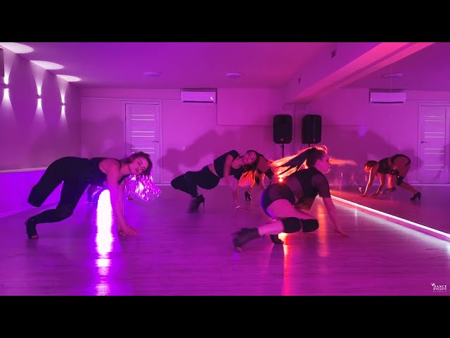 Давайте дружить🐶:
Мы танцевальная студия Dance Dynasty by Mari G!
Мы находимся в Киеве, Украина! 
В нашей студии мы про