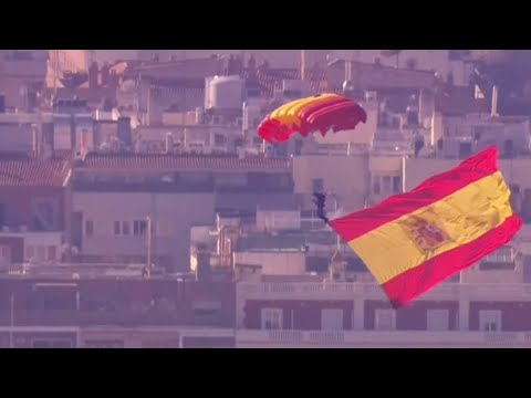 Así ha sido el salto del paracaidista con la bandera de España en el desfile de la Fiesta Nacional