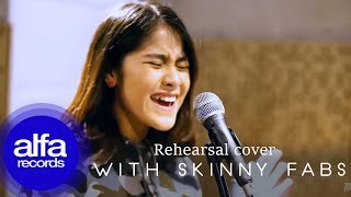 Video voorbeeld van "Marion Jola - Jangan ft. Rayi Putra [Cover by Ashira Zamita & Skinnyfabs]"