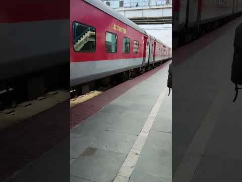 #youtubeshorts #indianrailway #india #travel Okha Dwarka express The train has arrived for Doarika