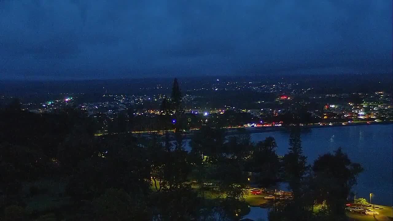 Large street fight shuts down Hilo road