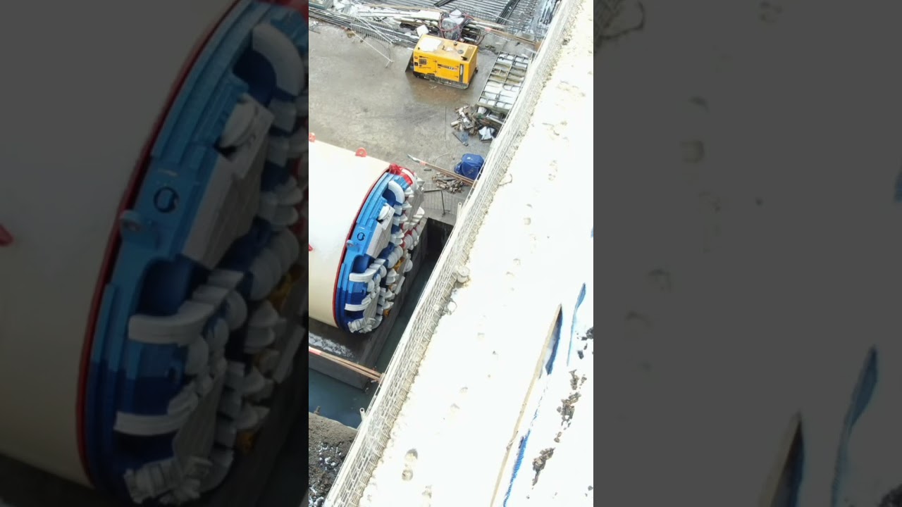 Mała maszyna  TBM do drążenia tunelu ewakuacyjnego. 