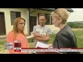 Wybudowali dom, sąsiadka zagrodziła im drogę dojazdową (Raport z Polski TVP Info, 05.07.2013)