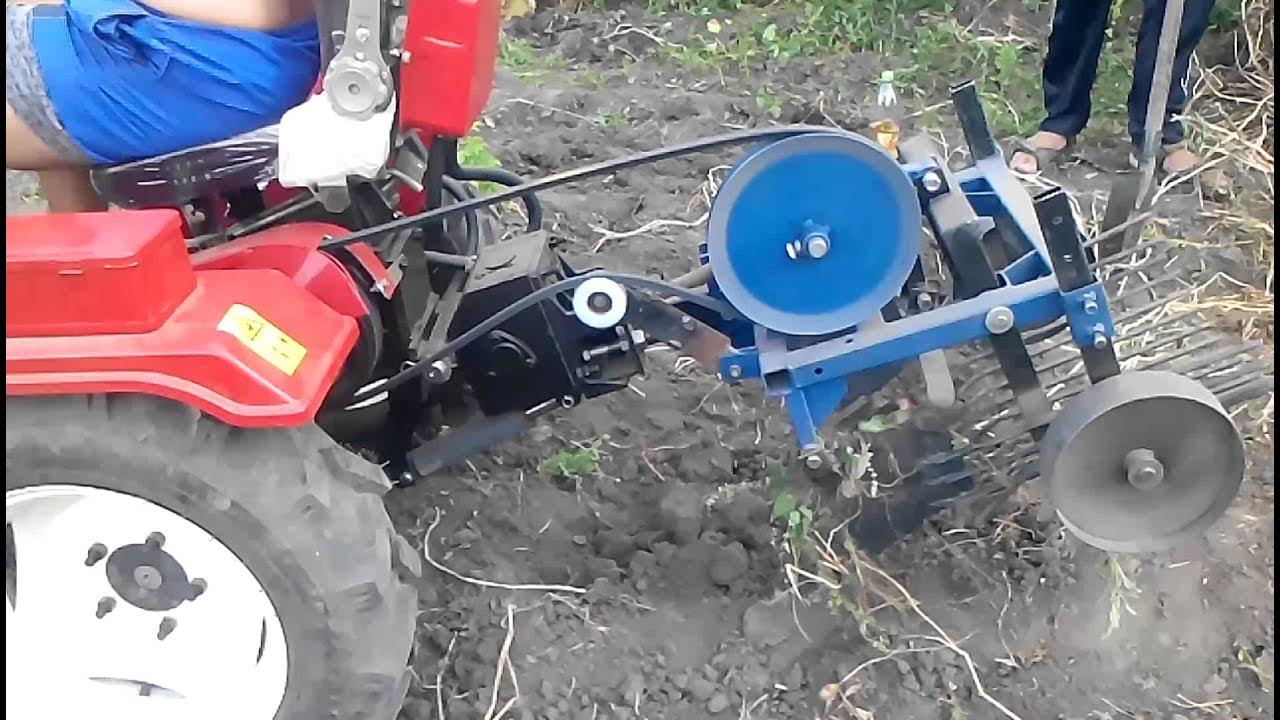 Копаем картошку минитрактором. Копаем картофель минитрактором. Копаем картошку минитракторам. Копаем картофель минитрактором. Выкапывает картошку минитрактором.