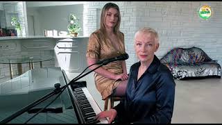 Video thumbnail of "Annie Lennox & Lola Lennox Bridge Over Troubled Water Live We For India August 15, 2021"