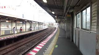 京阪8000系特急光善寺駅通過