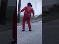 يظهر اخ مايكل جاكسون الصغير وهو يرقص في الشارع 