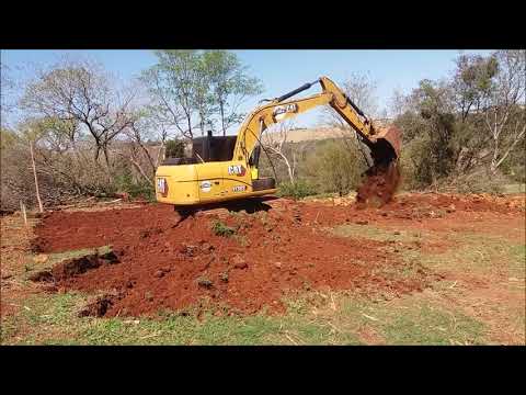 Escavadeira Caterpillar 313D2 em trabalho