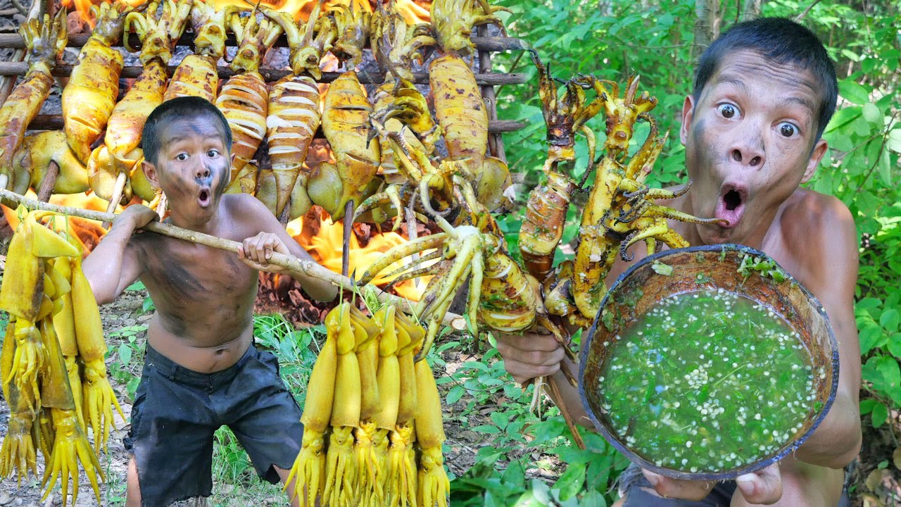 Primitive Technology - smart cooking squid - eating delicious for diner