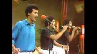 ALEX BUENO (video 1984) - Cantares De Noche Bella chords