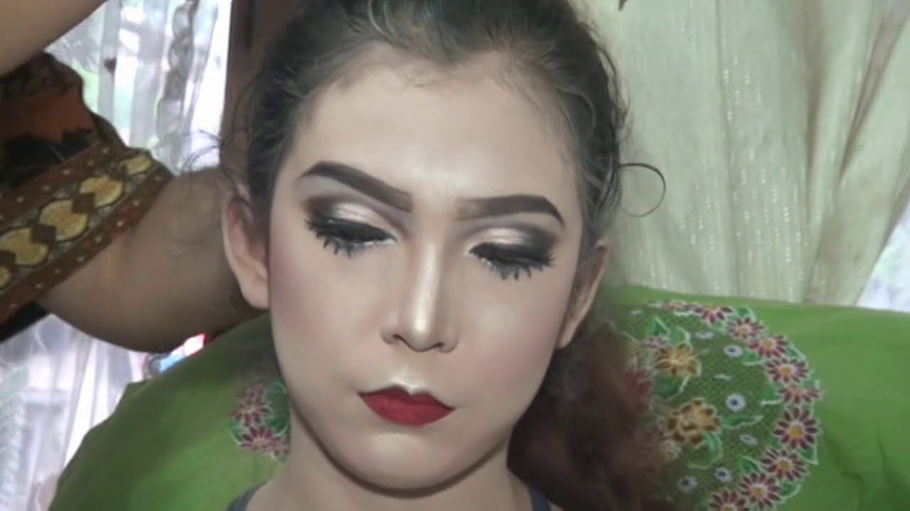 Proses Make Up hingga ke Dekorasi Gadis Desa yang Berwajah Imut