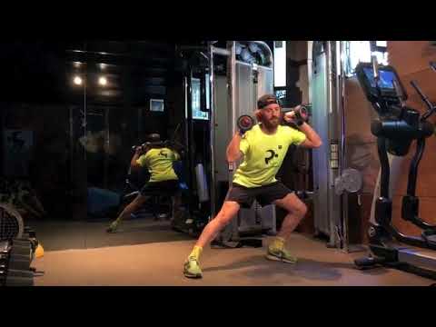 tecnica definicion Personal Running SALA DE MUSCULACION split lateral con mancuernas