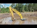 Excavator terpuruk terguling