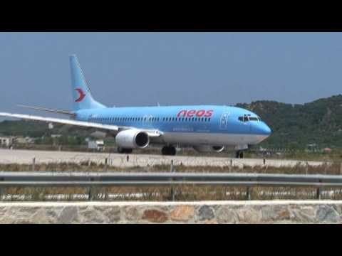 Take off - Boeing 737-800 taking off on short runway in Skiathos. scary aircraft blast. In HD