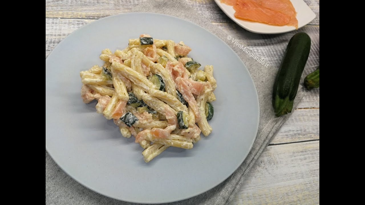 Pasta fredda zucchine e salmone affumicato - YouTube