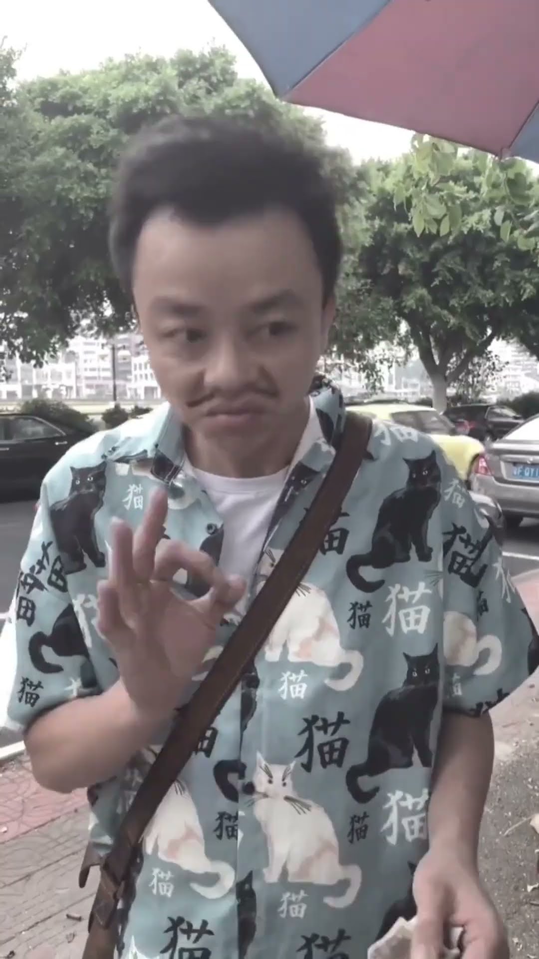Steal my bottles and sell them for money to play games? See how I stab you! #shorts#guige