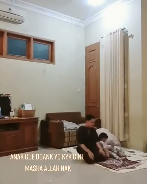 anak lucu gangu ibu & ayah lagi solat
