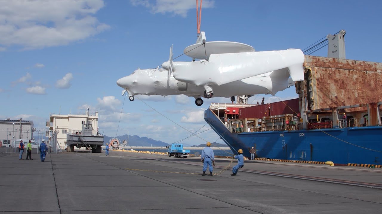 22年10月18日：岩国基地に陸揚げされる航空自衛隊向けE-2Dアドバンスホークアイ