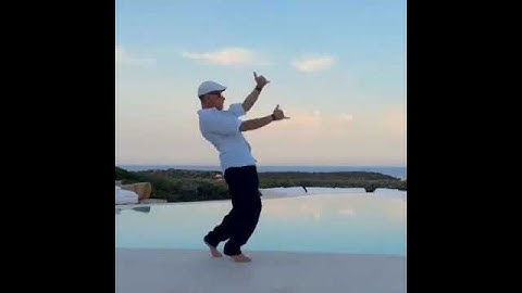 Thumbnail of Gianluca Vacchi Fail: inciampa tuffandosi in piscina