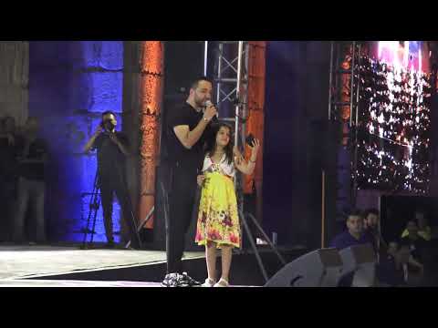 حسين الديك يغني أنا سوري وبتشرف على مسرح قلعة دمشق 