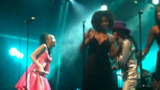 Carlinhos Brown Y Siedah Garret Interpretan Funky Monkey funk Do Macaquinho En La Premiere De Rio