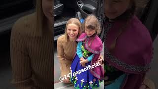 Kristen Bell Had a cute moment last week for stopping for a young fan dressed up as Anna in #frozen