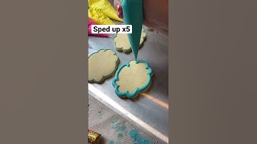 Outline and flood and sugar cookie with royal icing, in real time and sped up x5