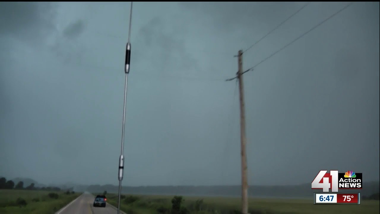 Tornado moving toward Bonner Springs YouTube