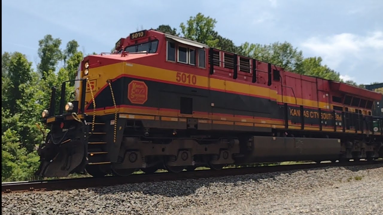 KCS leader and rear DPU (more foreign power with double-stacks) - YouTube