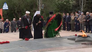 Митрополит Феодор возложил цветы у вечного огня на площади Павших борцов