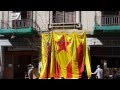 Moment de la hissada d'estelada al Centre de Sants